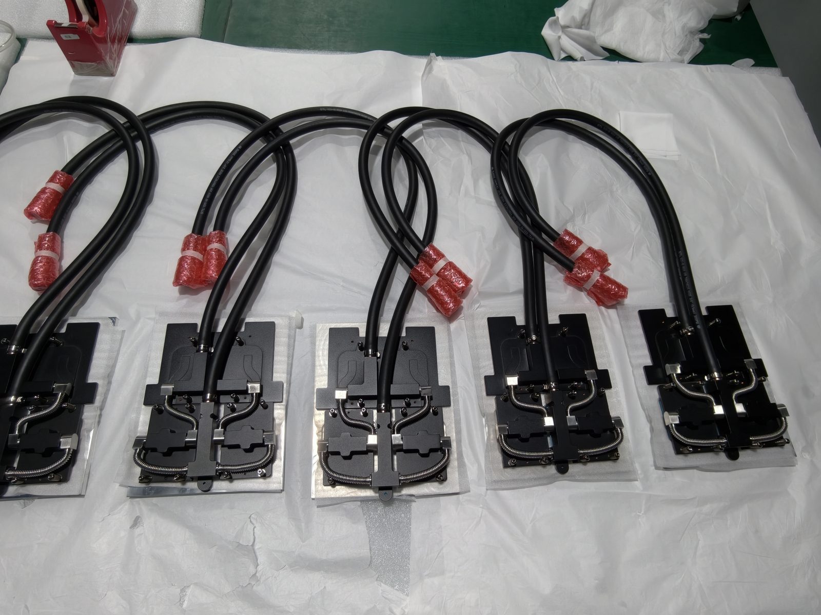 GB200 平台一体液冷套件批量装配，冷板与 EPDM 软管总成，东吉热控惠州工厂实拍