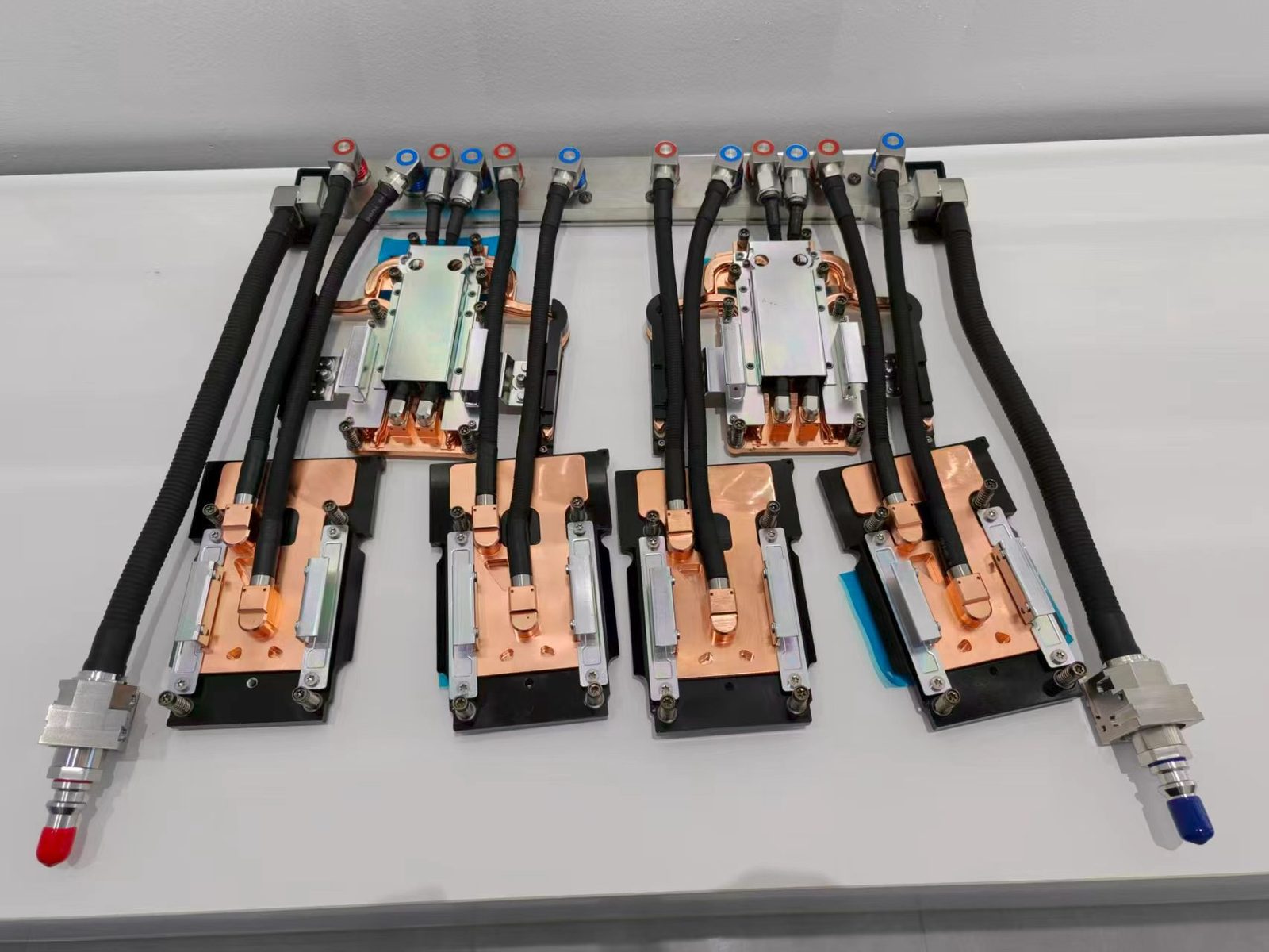 GB300 平台 4 GPU + 2 CPU 液冷套件：紫铜微通道冷板、托盘 Manifold 与红蓝 UQD 快插软管，东吉热控实拍