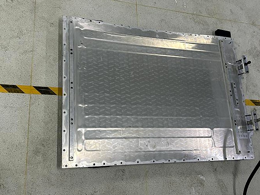 储能液冷板 1P52S，冲压钎焊铝合金电池 PACK 底部液冷板 1148×792 mm，东吉热控实拍