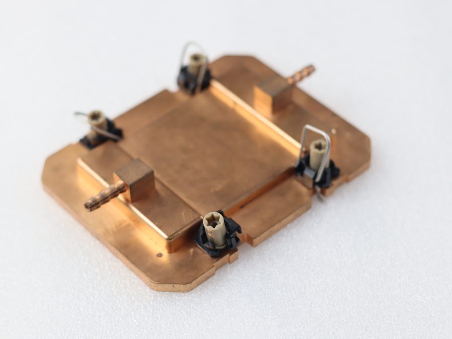 数据中心 GPU 紫铜直接芯片液冷板，弹簧扣具与侧向进出液接口，东吉热控实拍